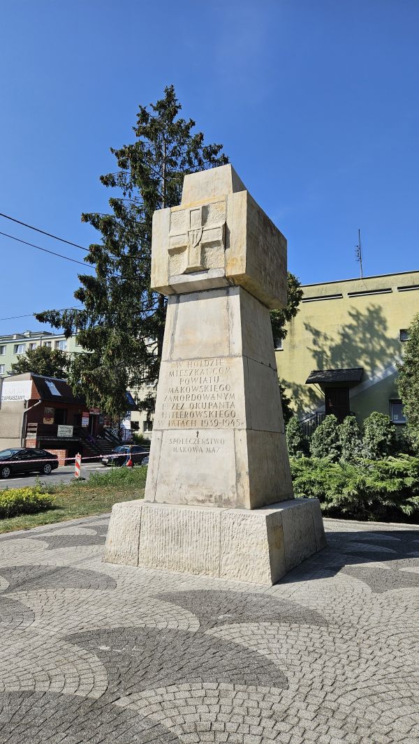 Pomnik upamiętniający mieszkańców powiatu makowskiego zamordowanych przez okupanta hitlerowskiego w latach 1939–1945