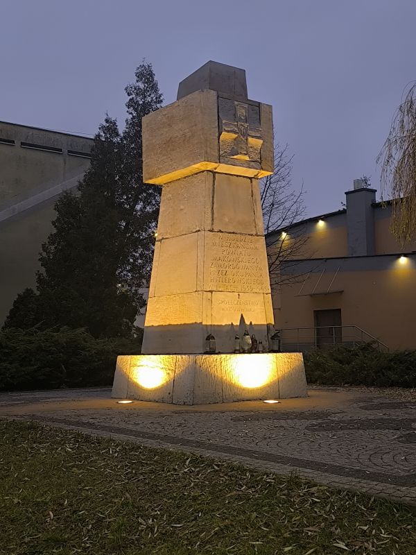 Pomnik upamiętniający mieszkańców powiatu makowskiego zamordowanych przez okupanta hitlerowskiego w latach 1939–1945