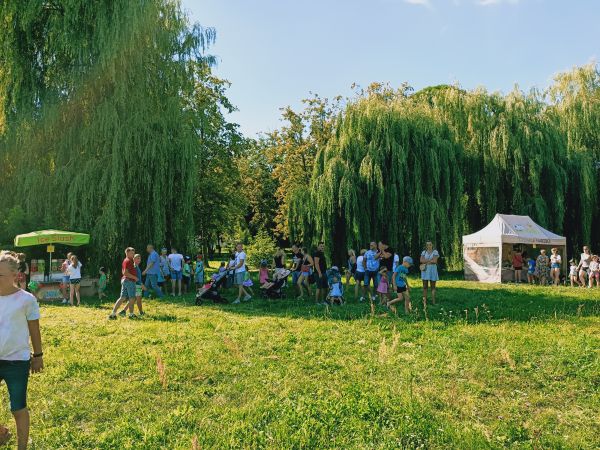 "park Sapera  bawiące się dzieci podczas dnia baniek mydlanych"