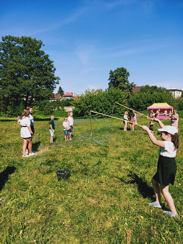 "park Sapera  bawiące się dzieci podczas dnia baniek mydlanych"