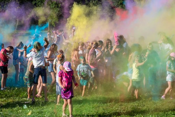 "park Sapera  bawiące się dzieci i młodzież podczas holi święta kolorów"