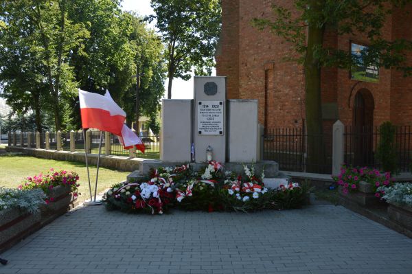 "Obchody Święta Wosjka Polskiego 2020 - złożone wieńce pod pomnikiem Bohaterom poległym w walce o niepodległość"