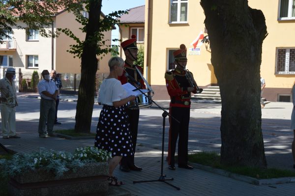 "Obchody Święta Wosjka Polskiego 2020 - przemówienie prowadzącej z Miejskiego Domu Kultury pod pomnikiem"