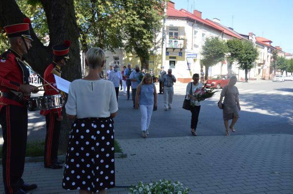 "Obchody Święta Wosjka Polskiego 2020- złożenie wieńców przez mieszkańców i działczy społecznych w Makowie Mazowieckim"