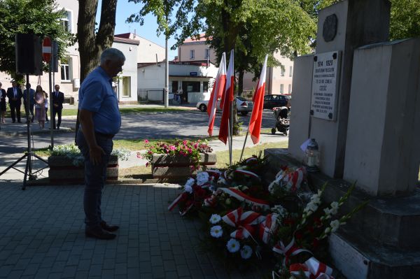 "Obchody Święta Wosjka Polskiego 2020- złożenie wieńców przez mieszkańców i działczy społecznych w Makowie Mazowieckim"