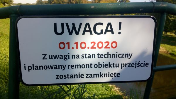 "Tabliczka informująca o zamknięciu turbiny od 1 października 2020 roku"