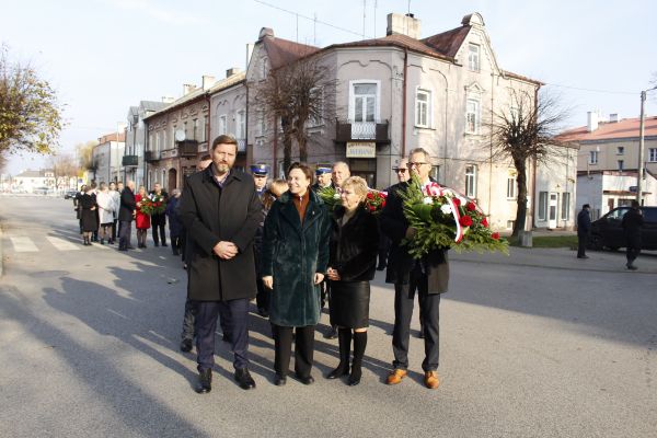 Obchody 11 listopada, złożenie wieńców przez władze krajowe, powiatowe i miejskie pod pomnikiem "Bohaterom poległym w walce...