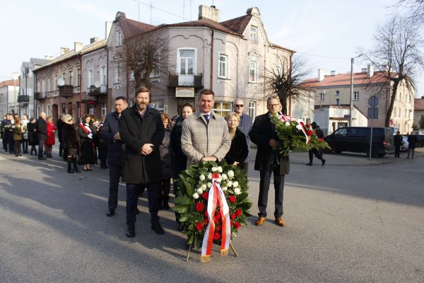 Obchody 11 listopada, złożenie wieńców przez władze krajowe, powiatowe i miejskie pod pomnikiem "Bohaterom poległym w walce...