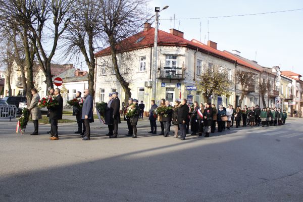 Obchody 11 listopada, złożenie wieńców przez władze krajowe, powiatowe i miejskie pod pomnikiem "Bohaterom poległym w walce...