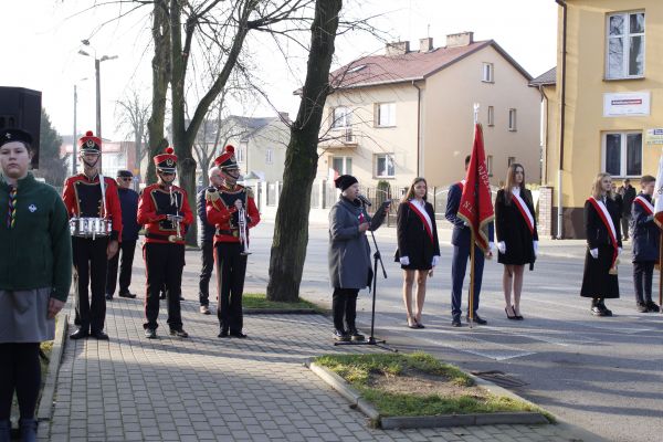 Obchody 11 listopada, złożenie wieńców przez władze krajowe, powiatowe i miejskie pod pomnikiem "Bohaterom poległym w walce...