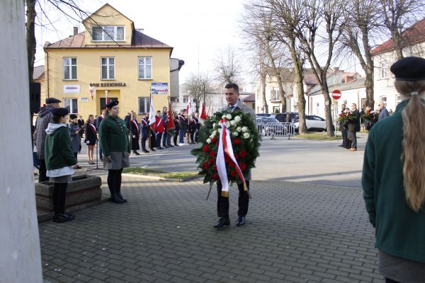 Obchody 11 listopada, złożenie wieńców przez władze krajowe, powiatowe i miejskie pod pomnikiem "Bohaterom poległym w walce...