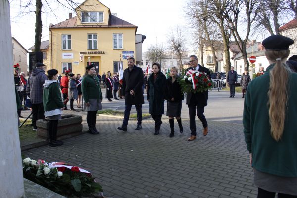 Obchody 11 listopada, złożenie wieńców przez władze krajowe, powiatowe i miejskie pod pomnikiem "Bohaterom poległym w walce...