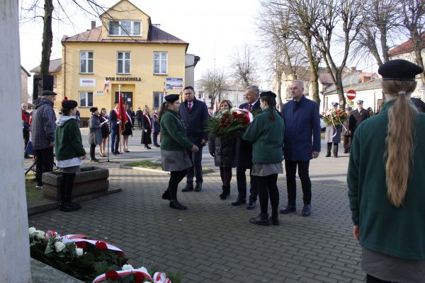 Obchody 11 listopada, złożenie wieńców przez władze krajowe, powiatowe i miejskie pod pomnikiem "Bohaterom poległym w walce...