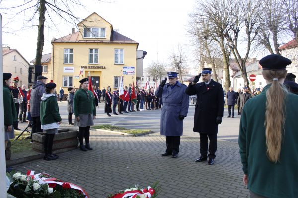 Obchody 11 listopada, złożenie wieńców przez władze krajowe, powiatowe i miejskie pod pomnikiem "Bohaterom poległym w walce...