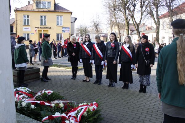 Obchody 11 listopada, złożenie wieńców przez władze krajowe, powiatowe i miejskie pod pomnikiem "Bohaterom poległym w walce...